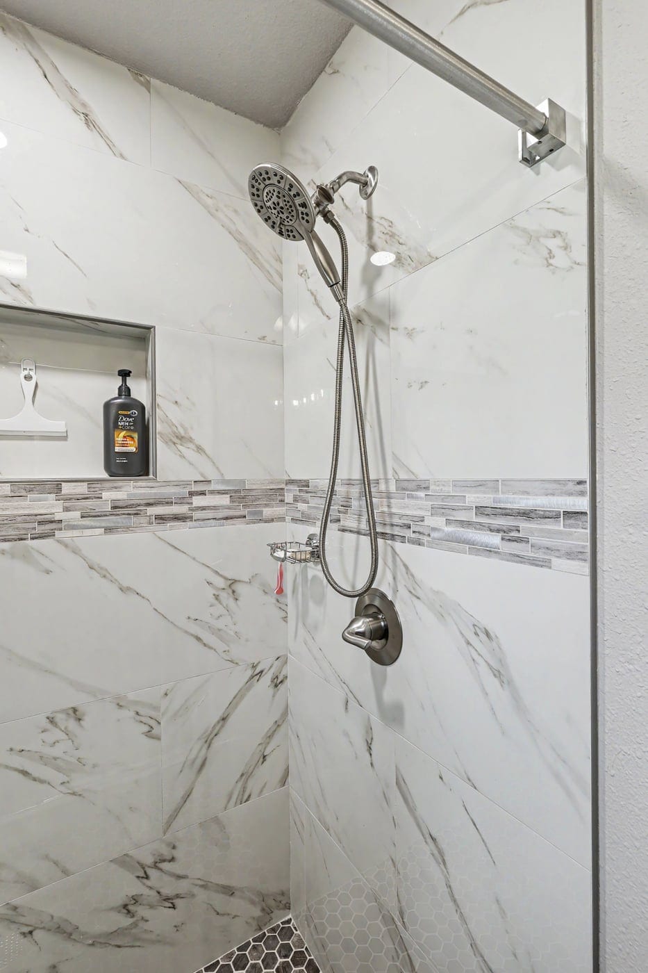Shower niche and handheld shower with mosaic tile accent